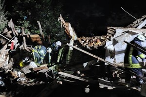 Рятувальники розбирають завали будинку, в який влучила ракета