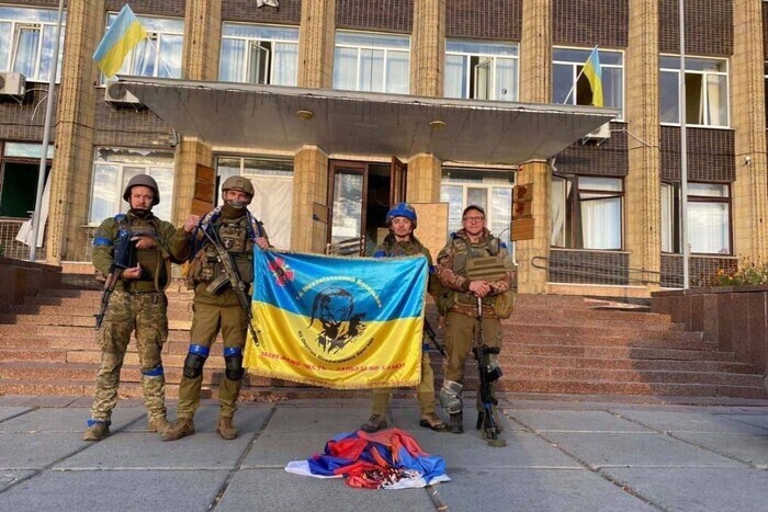 Оккупанты показали, как уничтожали украинскую символику в Купянске (видео)