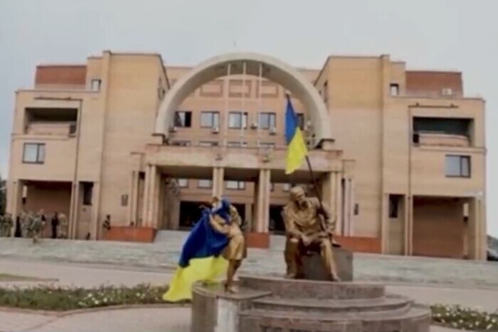 Желто-голубой флаг развевался у памятника Шевченко