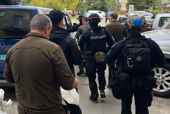 Допомагав чоловікам виїхати за кордон: правоохоронці затримали голову РВА 