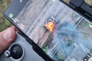 На екрані оператора – знищений російський танк Т-72Б3 на вулиці Ізюма