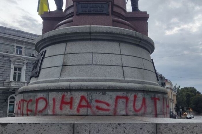 Неизвестные расписали памятник Екатерине II в Одессе и сравнили ее с Путиным (фото)