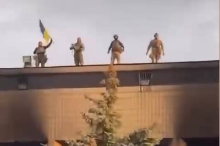 Воїни підняли прапор України над міськрадою Ізюма (відео)