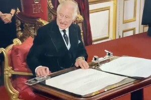 Прибери ці чортові речі! Відео різкої поведінки короля стало вірусним