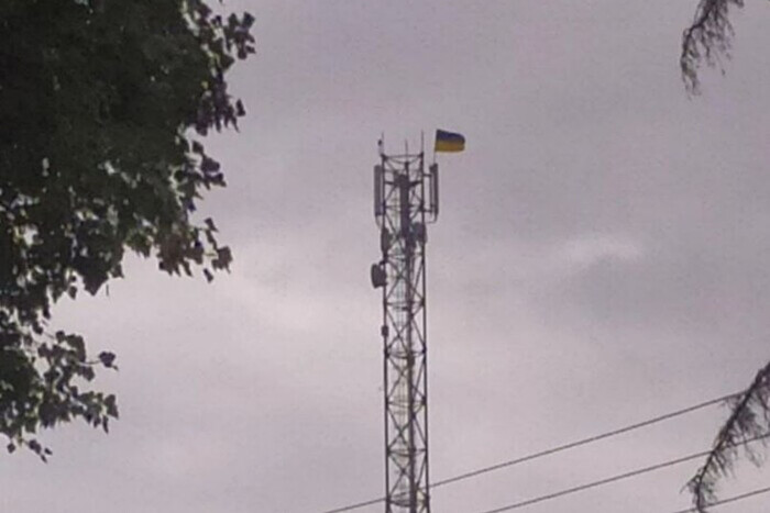 Сватовщина дождалась: на Луганщине подняли флаг Украины (фото)