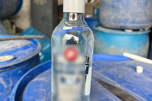 Тонни спирту та сурогату: поліція Київщини викрила підпільний цех (фото)