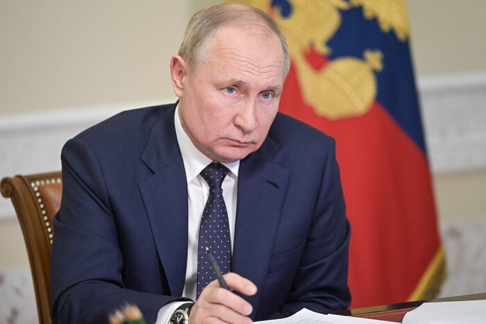 Депутаты из Москвы и Санкт-Петербурга требуют отставки Путина
