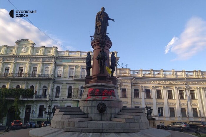 Одеський активіст облив фарбою пам’ятник Катерині ІІ