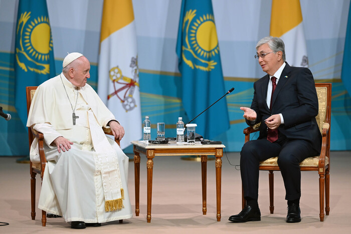 Планував зустрітися з главою РПЦ. Папа Римський приїхав у Казахстан