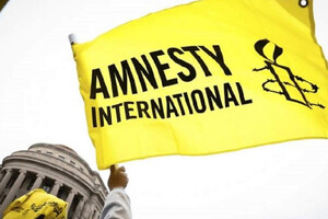 Новий скандал. Amnesty International випустила конверти, де росіянин обіймає українця
