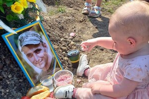 Мама привела доньку загиблого українського захисника Владислава Солдата на могилу тата у її день народження