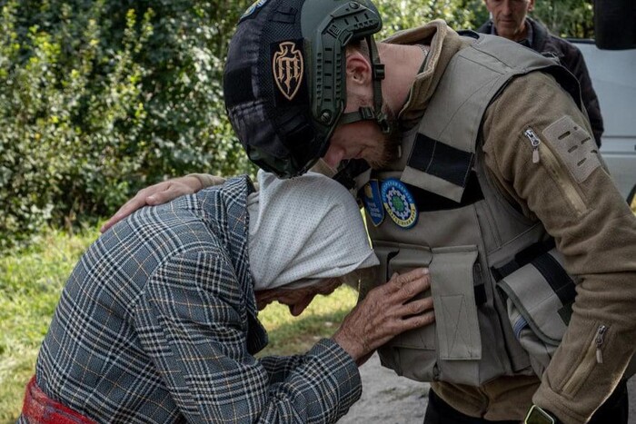 До сліз: 92-річна бабуся на сході України зустрічає ЗСУ (фото)