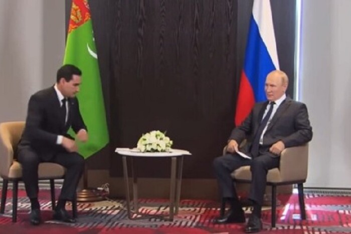 Путін на зустрічі з президентом Туркменістану робив дивні рухи (відео) 