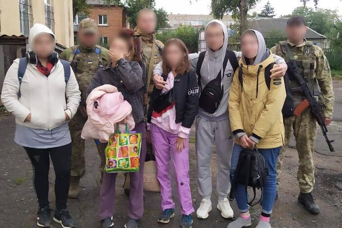 Окупанти на Харківщині тримали в підвалі п'ятьох дітей (фото) 