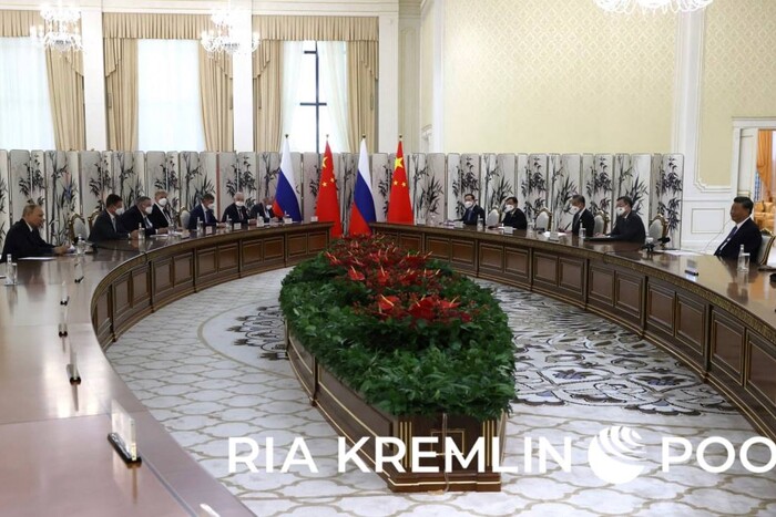 Величезний стіл і розмови про Україну: Путін зустрівся з лідером Китаю