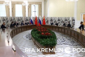 Величезний стіл і розмови про Україну: Путін зустрівся з лідером Китаю