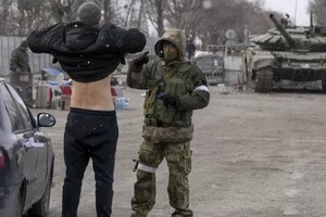 У фільтраційних таборах окупанти вивчають українців на предмет «нацистських знаків»