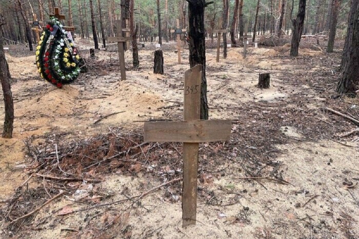 Масове поховання українців в Ізюмі. Росія зробила шокуючу заяву