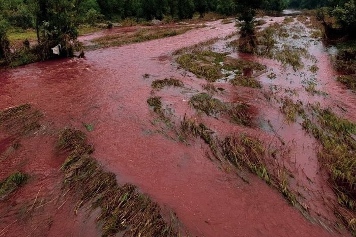 У Кривому Розі річка Інгулець почервоніла (фото)