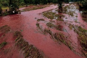 У Кривому Розі річка Інгулець почервоніла (фото)