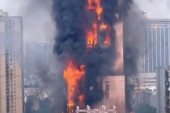 В Китае за несколько минут сгорело 200-метровое здание (видео)