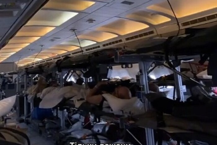 Як поранених військових перевозять та годують у літаках (відео)