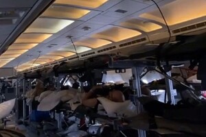 Як поранених військових перевозять та годують у літаках (відео)