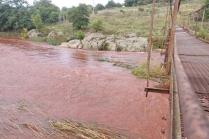 Місцева влада пояснила, чому вода у річці Інгулець почервоніла