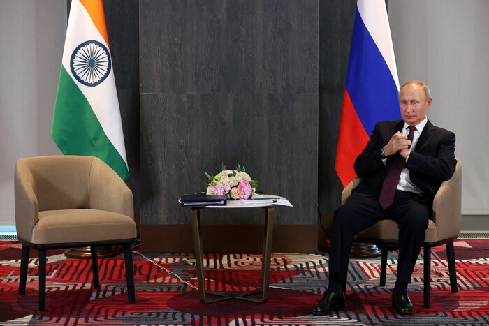 Почекун Путін: мережа висміяла диктатора, на зустріч із яким «спізнювалися» президенти 