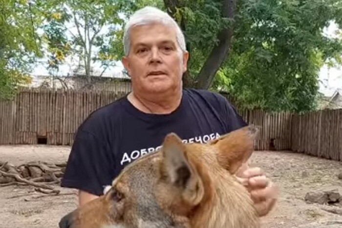 Директора Одеського зоопарку облизували вовки (відео)