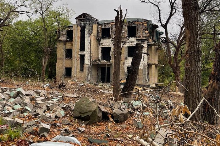 Рашисти зруйнували відомий курорт на Донеччині (фото)