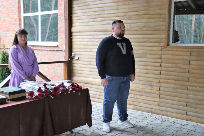 «Слуга» загримів у скандал: приїхав на Сумщину із символом рашизму на одязі (фото)