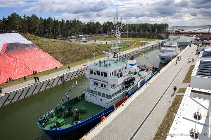 Польща відкрила судноплавний канал в обхід Росії