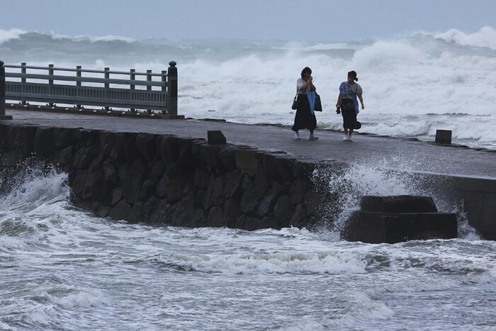 На Японію суне найпотужніший за 70 років тайфун