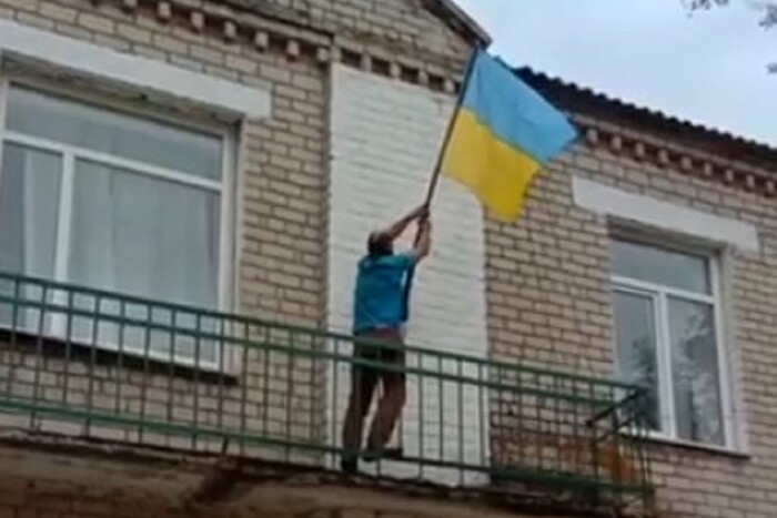 Село під Ізюмом підняло український прапор (відео) 