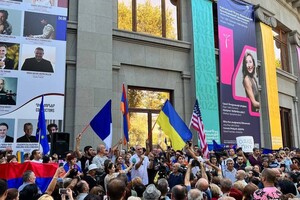 З прапорами України і США. Вірмени на мітингу вимагають виходу із ОДКБ