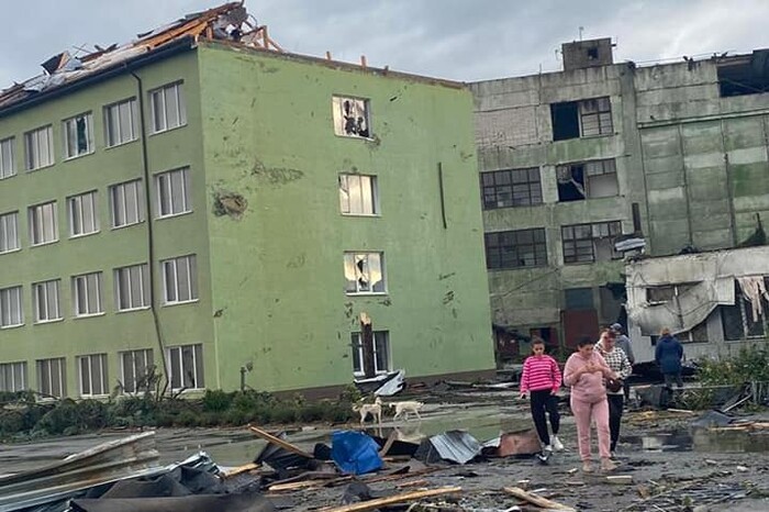 Сорванные крыши и поваленные деревья: в Сумской области разгулялась непогода