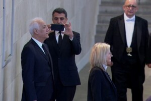 Скандал на похороні королеви: президент Вірменії грубо порушив правила (відео)