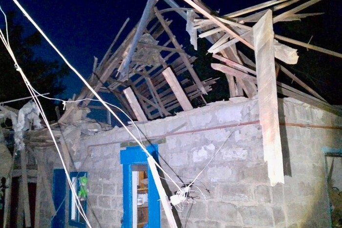 Ворог зруйнував за ніч у Нікополі десяток будинків (фото)