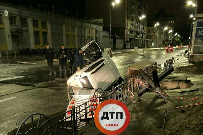 У Києві автівка провалилася під асфальт