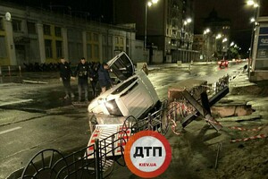 У Києві автівка провалилася під асфальт