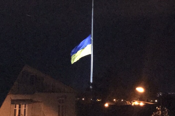 Київ приспустив прапор на честь королеви Єлизавети