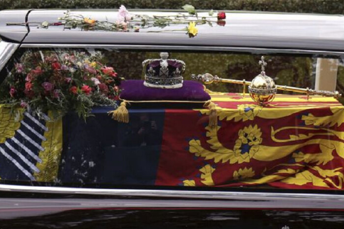 Королеву Єлизавету II поховали поряд із принцом Філіпом