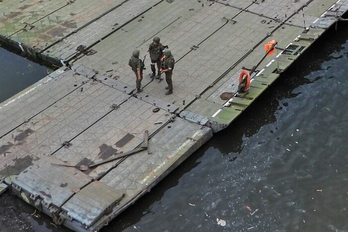 Біля Нової Каховки військові потопили баржу з окупантами та технікою