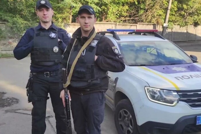 Розрізали зашморг на шиї: у Києві патрульні врятували чоловіка від самогубства (відео) 