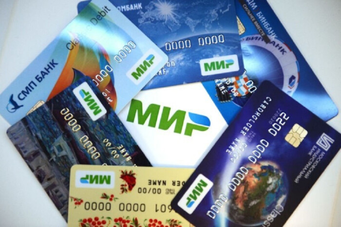 Росіяни бідкаються: низка банків у Казахстані та В'єтнамі не приймають картки «Мір»