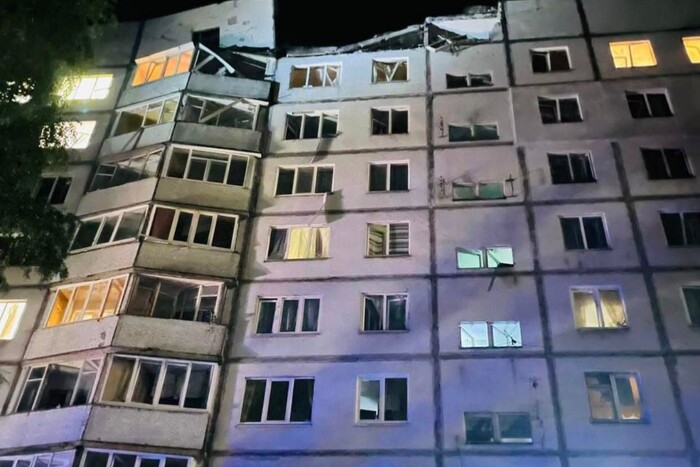 Нічний удар по Харкову: рятувальники витягли з-під завалів людей (фото)