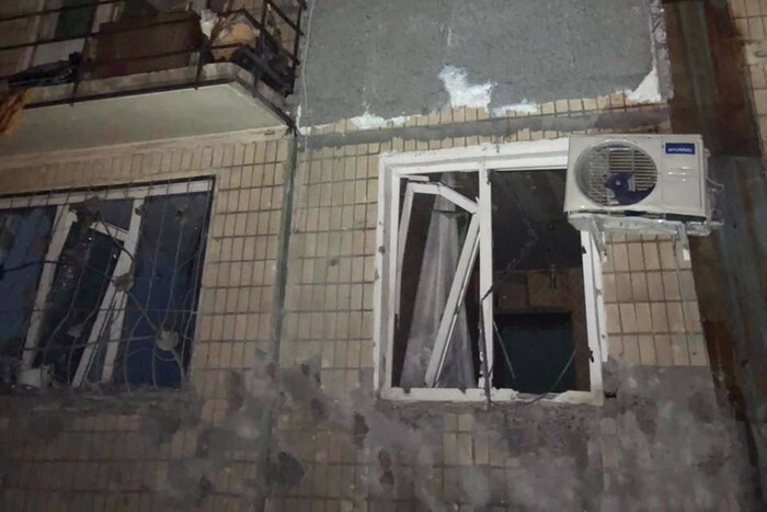 Рашисти обстріляли Нікополь: снаряд влучив у багатоповерхівку (фото)