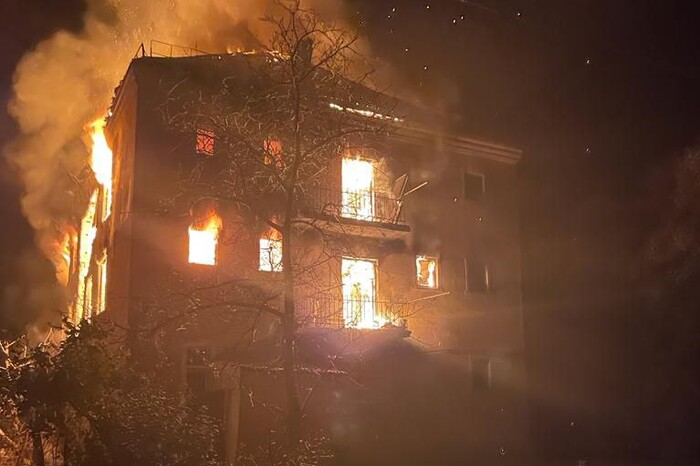 Ворожа ракета влучила в будинок у Кураховому: є постраждалі (фото)