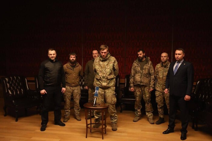 Україна повернула з полону 215 військових і віддала Медведчука: подробиці